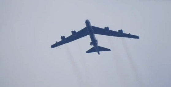 美国B-52轰炸机在英国起飞后出意外：发出紧急代码 不停盘旋