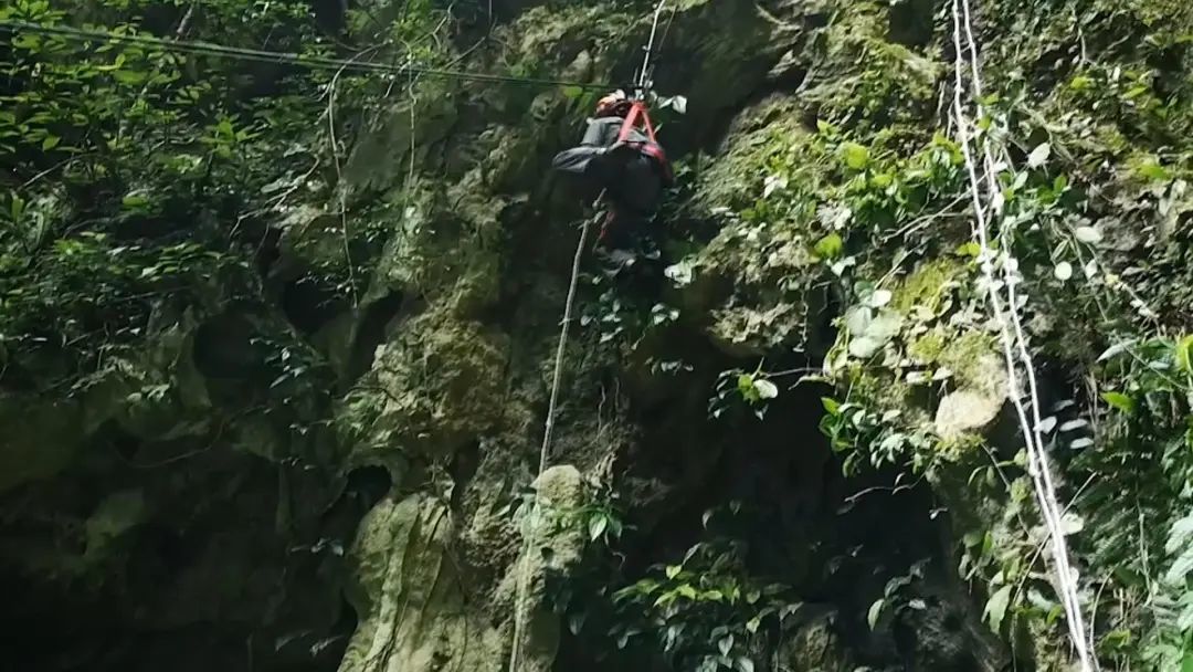 “救援人员”桂林3名大学生进山考察，不慎坠落天坑