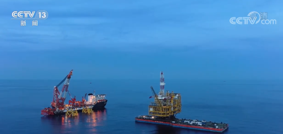 “挺举”成功！我国海上最大原油生产平台顺利安装
