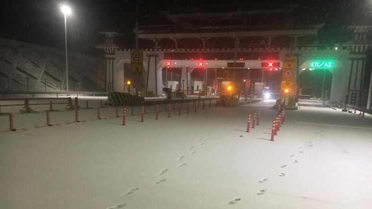 G5京昆高速四川雅西段持续大雪 全线收费站禁止车辆驶入