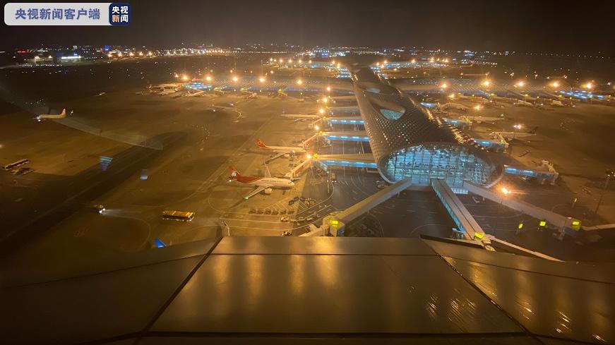孟晚舟乘坐的中国政府包机即将抵达 机场塔台温暖喊话：欢迎归来！