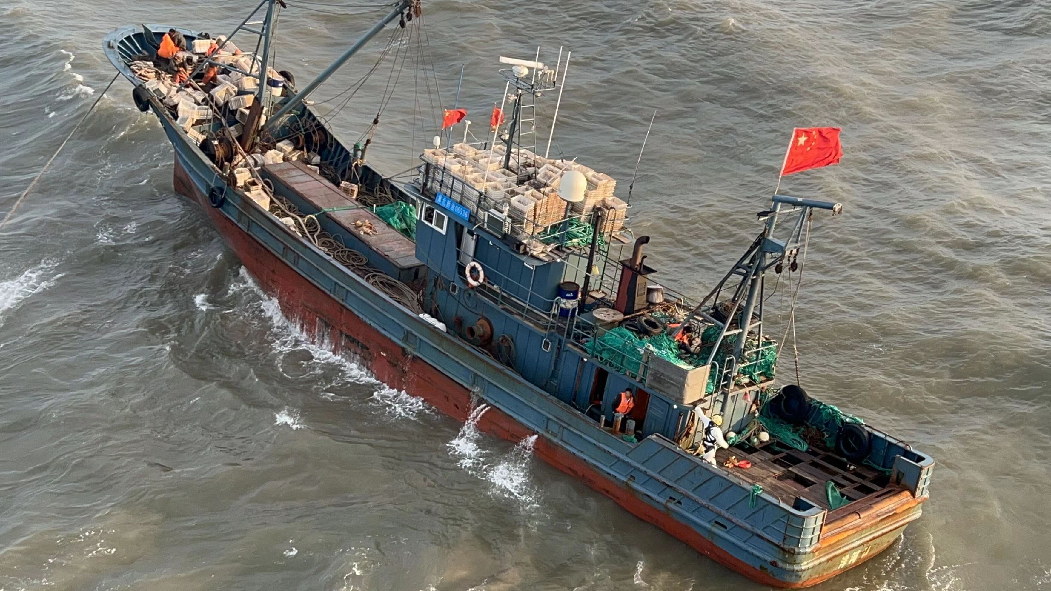 辽宁一渔船搁浅8人海上遇险 直升机紧急起飞成功救援