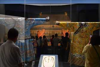 “和合共生——故宫·国博藏文物联展”吸引参观者
