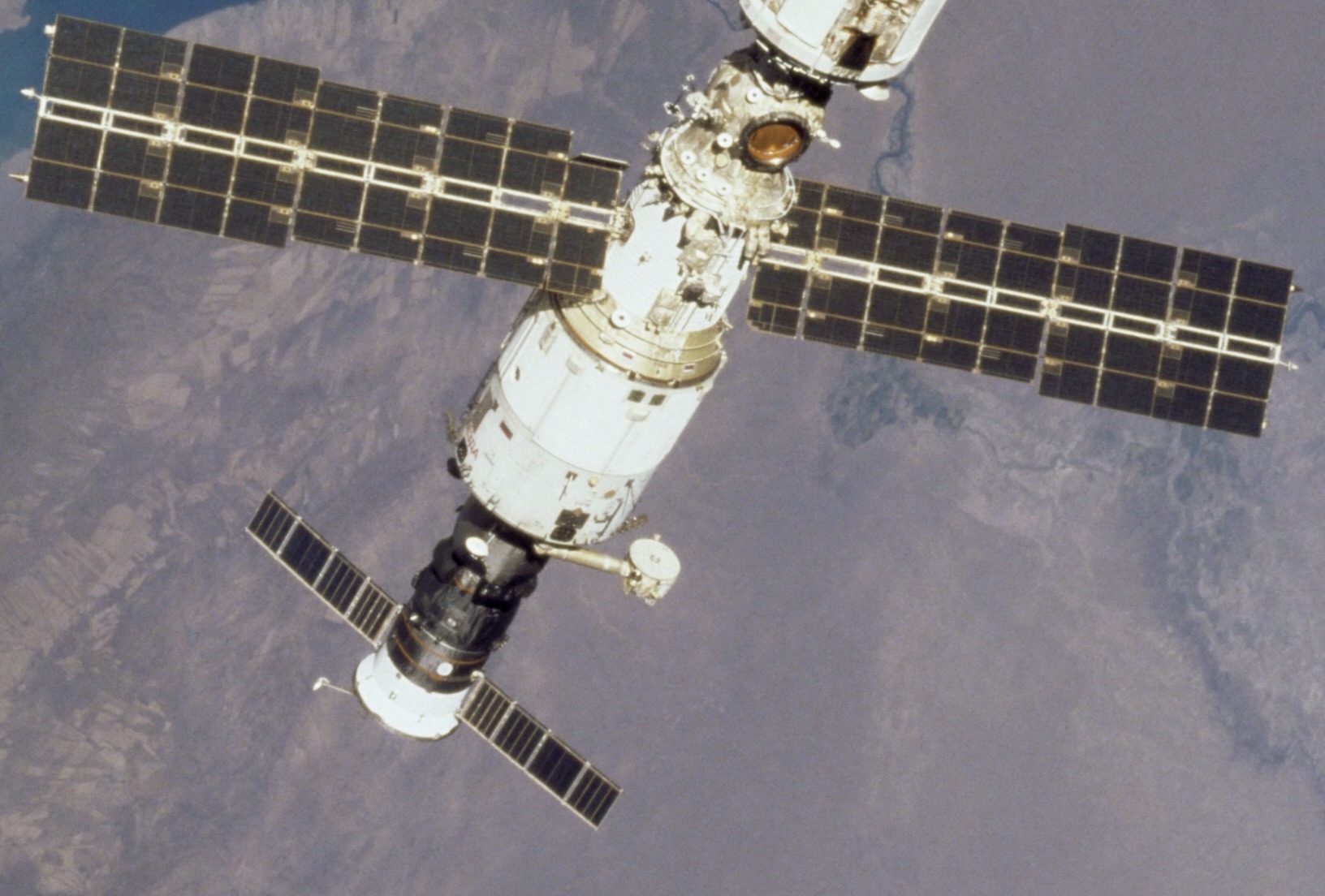 ​国际空间站俄“星辰”号服务舱出现烟雾和烧焦味道