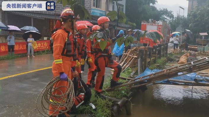 广西三江：强降雨引发内涝 消防员转移10名被困群众