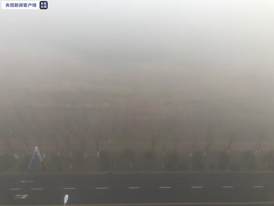 安徽多地发布大雾预警 部分高速公路入口已封闭