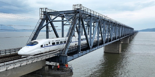 鄱阳湖水位超警戒线 江西九江多措并举确保大桥安全畅通
