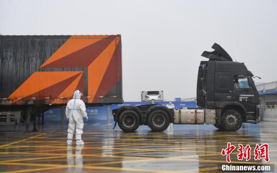 上海产业链应急保供杭州中转站，上海货车对接即将发往上海的货厢。