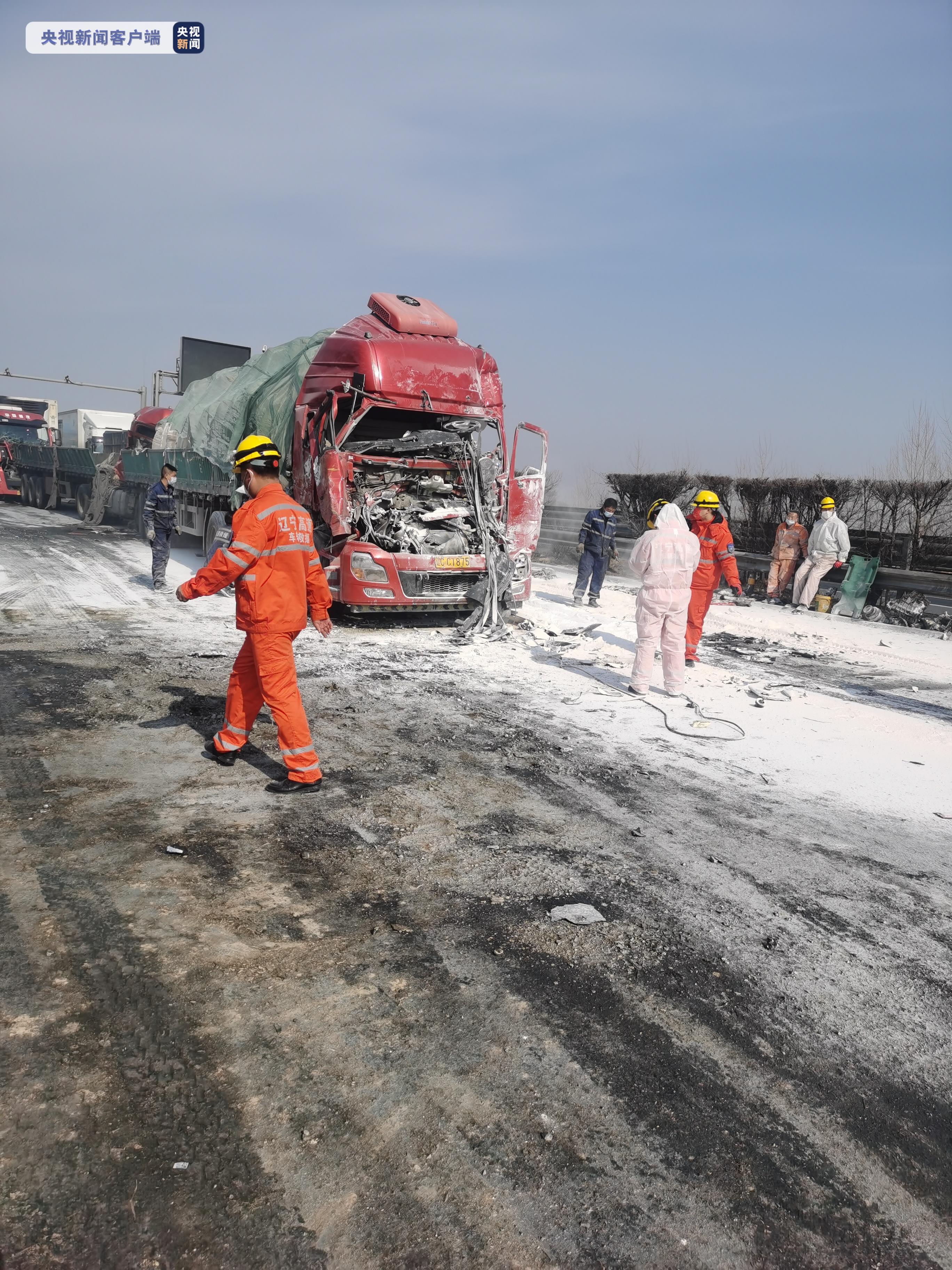 京沈高速锦州段恢复通车抢通5个事故现场营救6名被困人员
