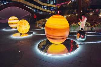 上海一广场上演“异次元宇宙大片”