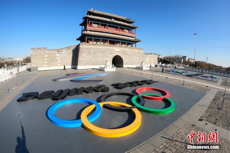 北京冬奥会和冬残奥会会徽亮相永定门广场