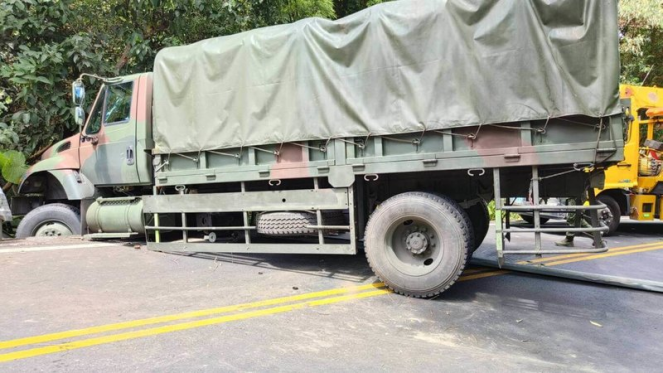 图片[1]-西安商报：台湾一军用卡车突然失控撞上护栏横在路中，一度双向交通管制-多维新闻网 - 多维度关注热点事件