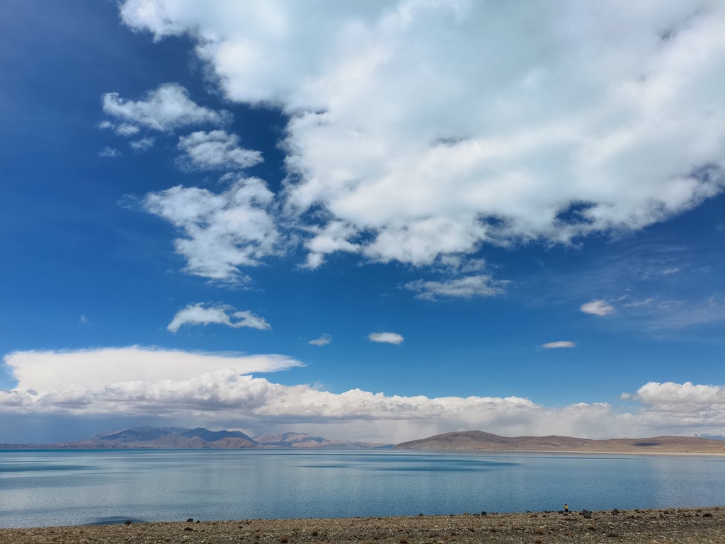西藏阿里拉昂错湖犹如“天空之境”