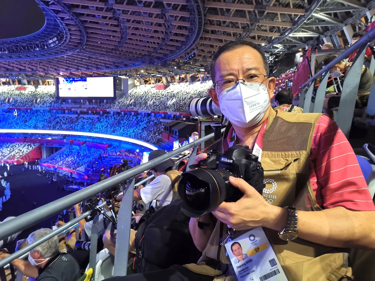 人民日报社高级记者王霞光在东京奥运会现场报道。受访者供图