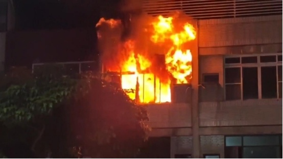 台媒：高雄一公寓凌晨起火并发出爆炸声，附近民众受惊吓家长陪伴