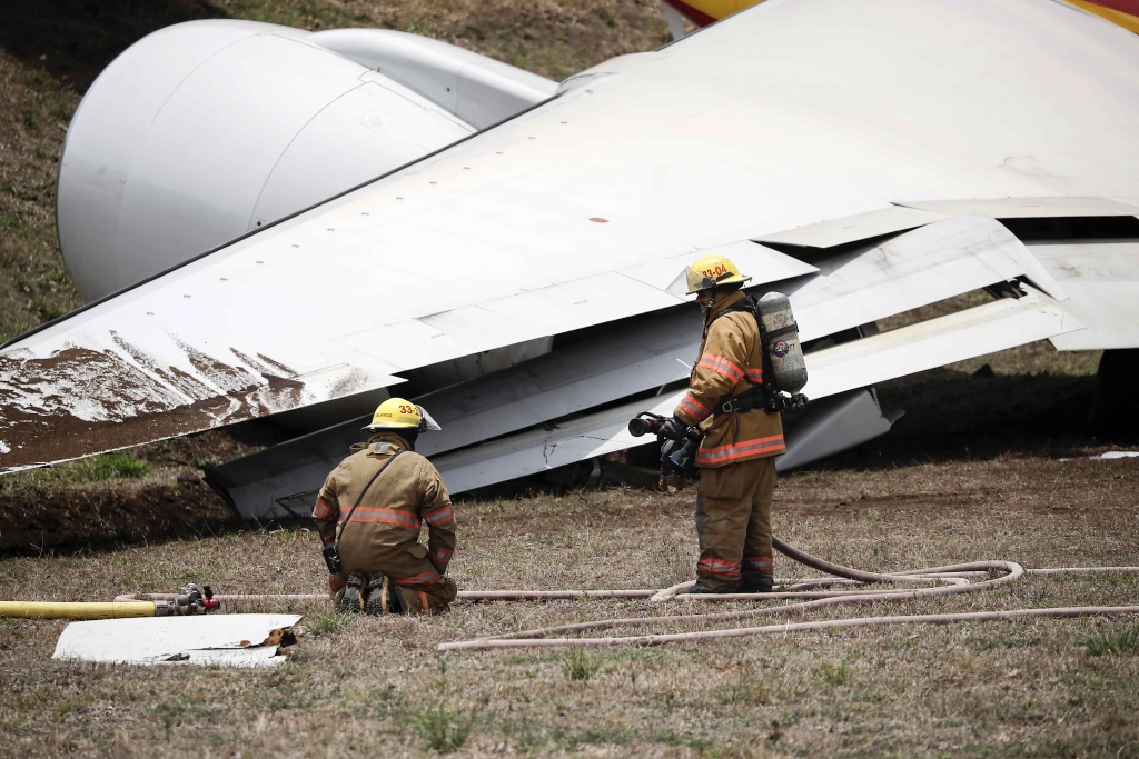 一架货机在哥斯达黎加机场坠毁 机身严重损毁
