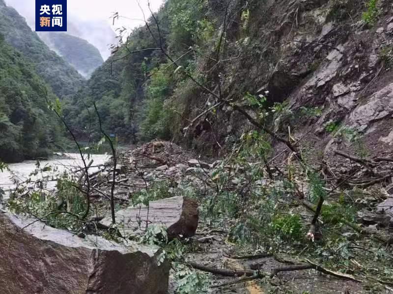 省道301重庆市城口县境内部分路段发生山体垮塌 致道路中断