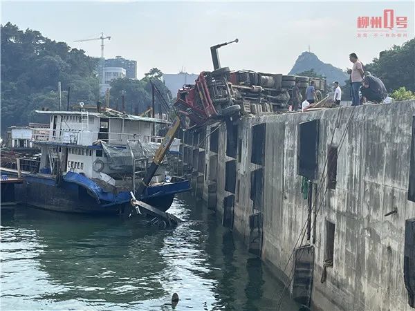 “吊机”两辆吊机被一艘船拖入水中！柳州鹧鸪江一码头，司机惊险逃生