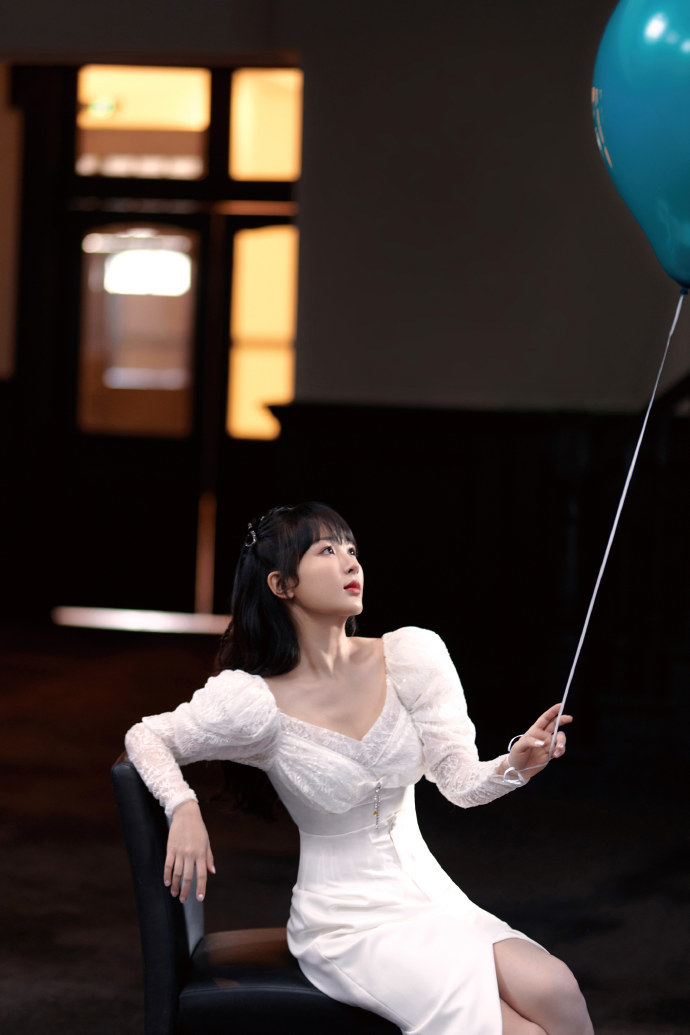 杨紫穿白色泡泡袖长裙 齐刘海造型甜美乖巧