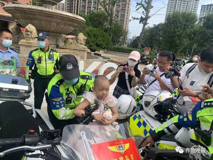 “女儿”7岁患癌女孩想坐一次大摩托，济南交警安排25辆铁骑圆梦，网友破防