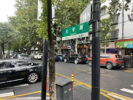 “大学”杭州闹市这条路，停了三排车！工作人员：24小时都要有人管