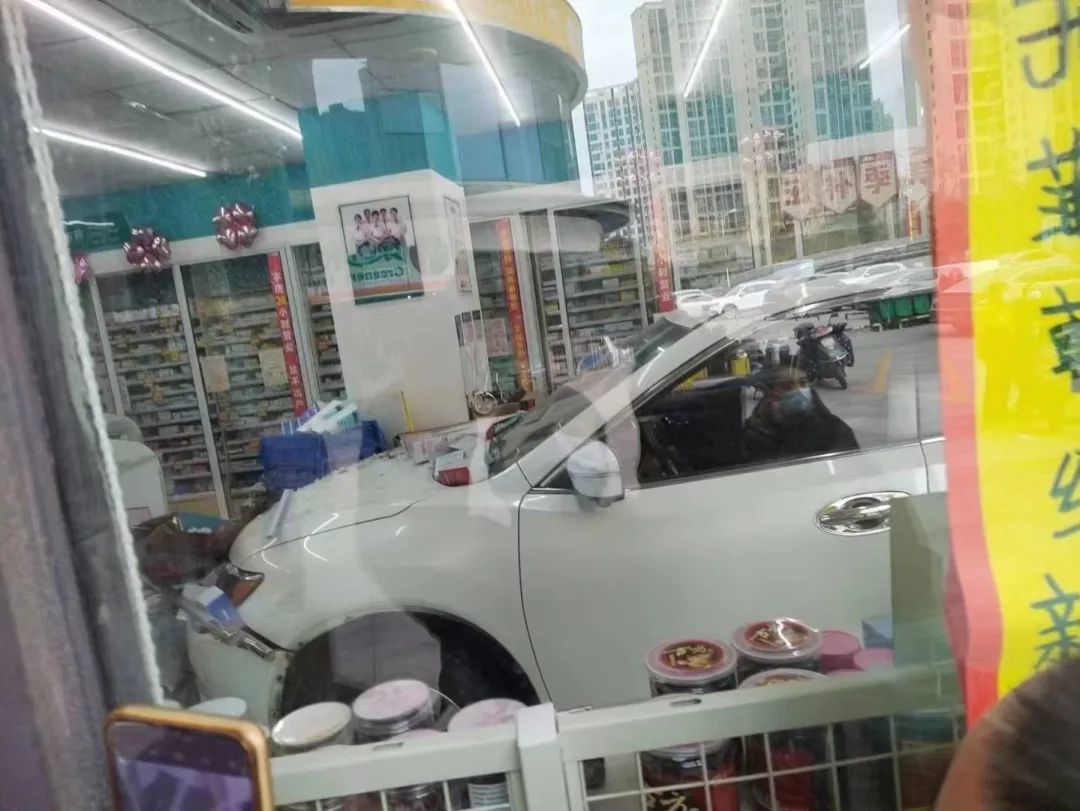 長沙一轎車失誤撞進藥店，藥店處理完立即恢復營業：需求量大