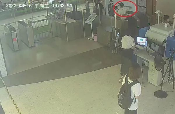 “陈某”男子不配合扫码强行进站还拳打地铁安检员上海警方：行政拘留！