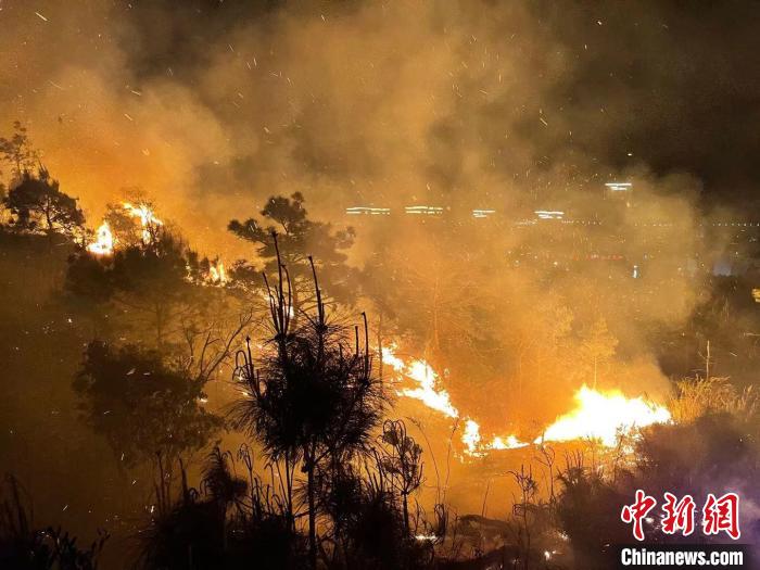 福建福清市海口镇发生森林火灾 多地森林消防驰援连夜扑救
