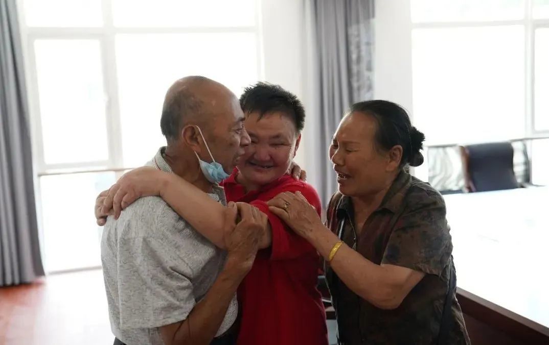 “福利院”这个拥抱他们等了14年江西这家人有了新全家福