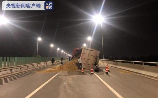 湖北武汉三环线长丰桥一货车侧翻 致桥梁架梁受损