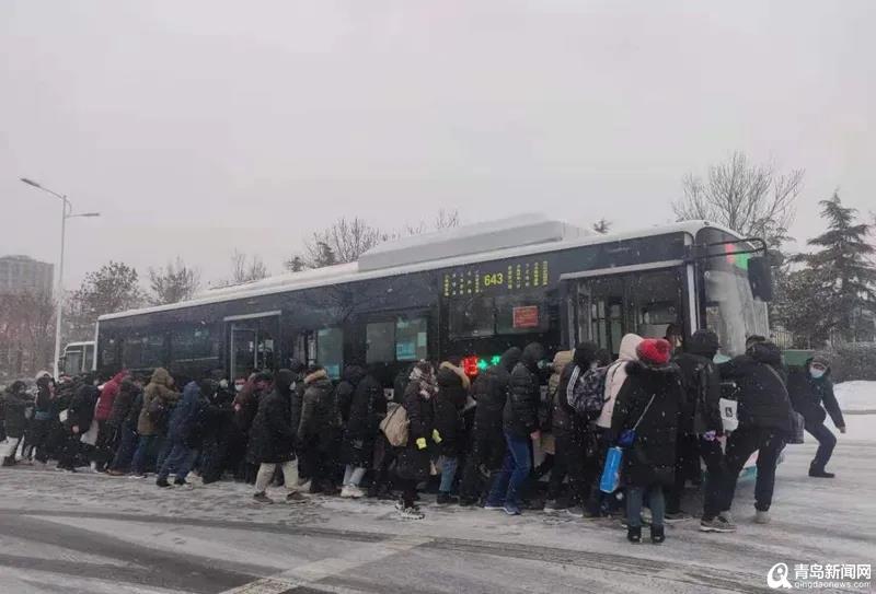 公交车外人挤人，他们在干嘛？