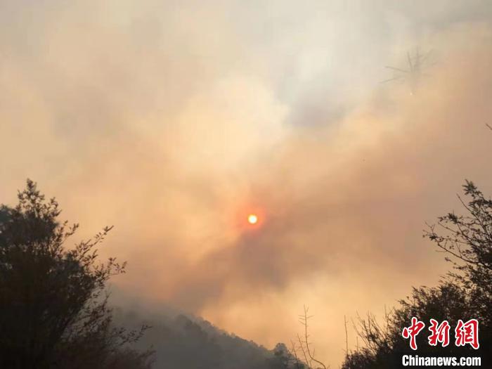 云南大理发生森林火灾 出动直升机参与扑救