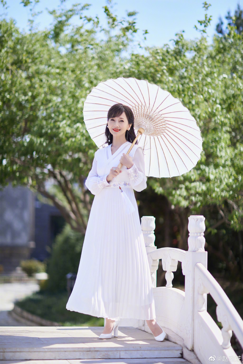 赵雅芝穿白色长裙 撑油纸伞气质迷人