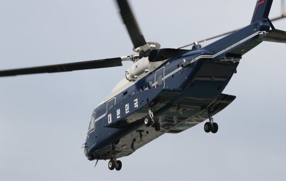 韩国总统专用直升机降落时撞树：系“高龄”机 从美国采购