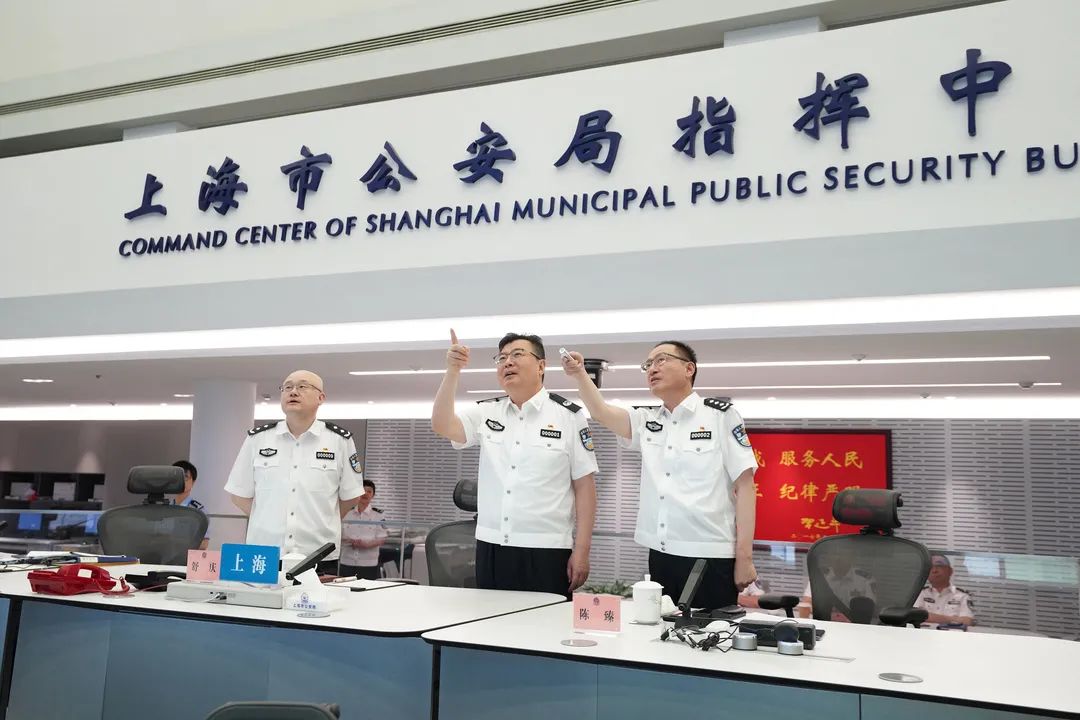 台风暴雨突袭申城！ 上海公安民警雨中坚守岗位，守护城市安全