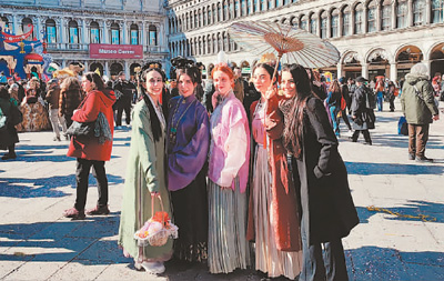 中国传统服饰亮相威尼斯