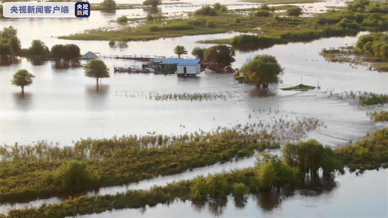 内蒙古呼伦贝尔强降雨致河水暴涨 消防紧急救援3名被困牧民