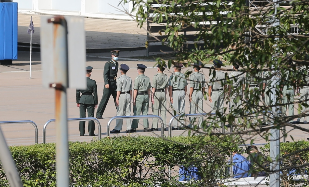 香港警队首邀驻港部队培训中式步操，专家：有关训练暂作仪仗活动之用