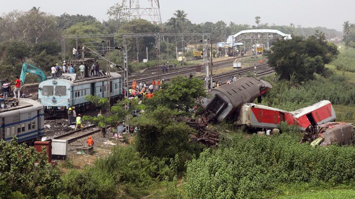印度官方修正列车脱轨相撞事故死亡人数为275人