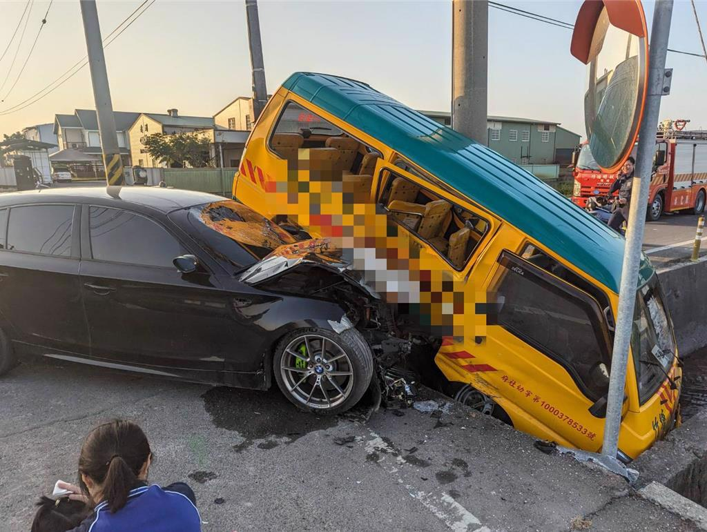 台媒：彰化发生重大车祸，“幼儿园校车被轿车铲起”，11名幼童受伤送医送医