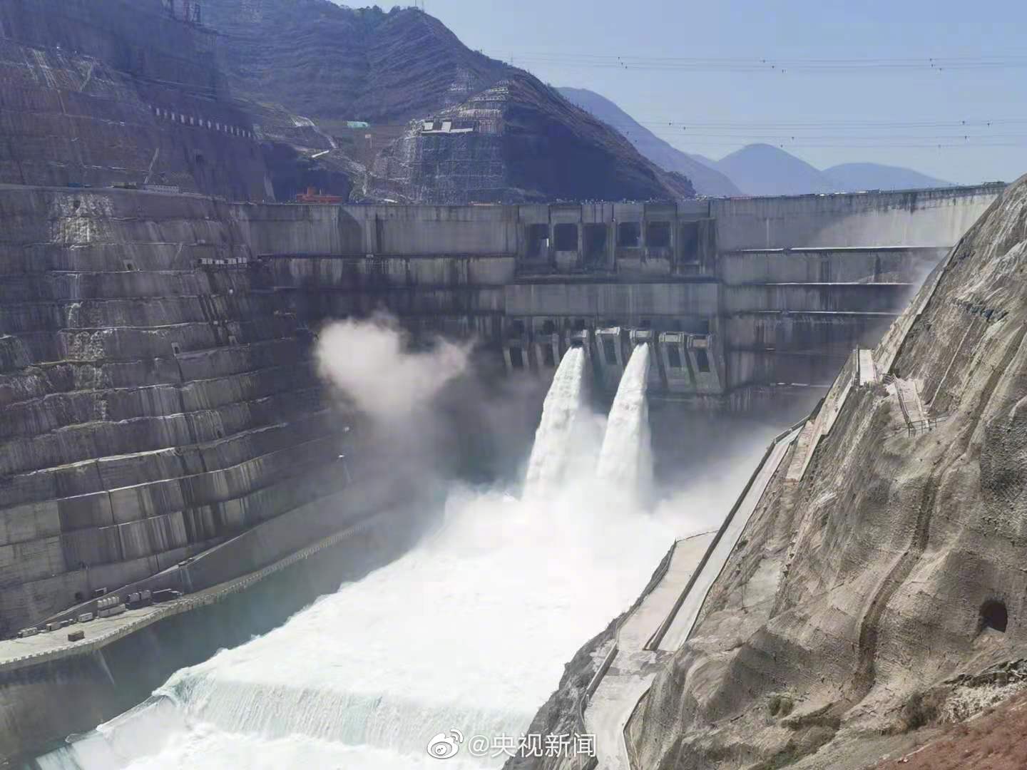 大国重器上新！世界第二大水电站大坝主体完工