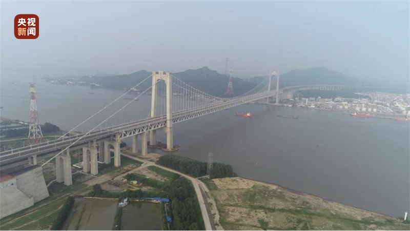 全国首座千米级公铁两用悬索桥五峰山长江大桥建成通车
