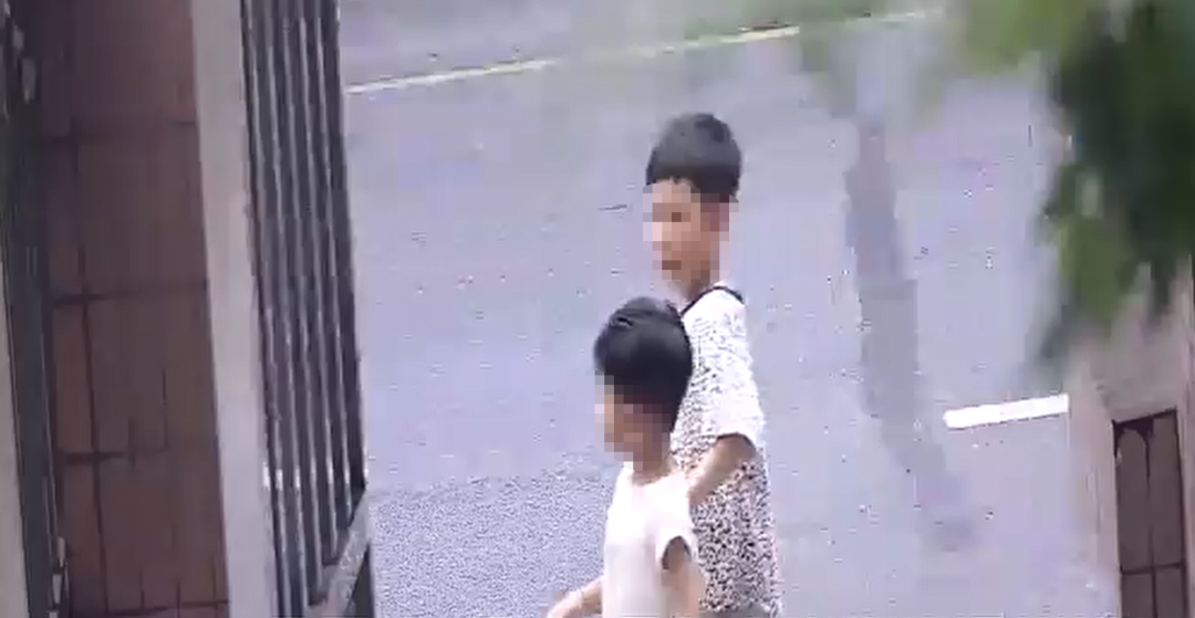 “男童”4岁哥哥牵着3岁弟弟徒步两公里，民警暴雨中找寻……