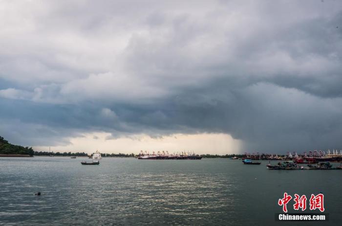 防抗台风“卢碧” 福建渔船回港千余个工地停工