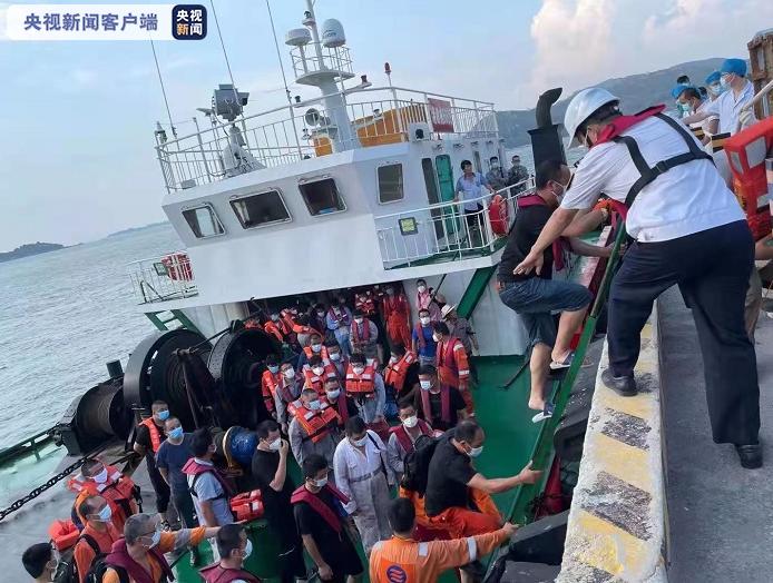 广东惠州：海上施工平台61人安全上岸4人失联 搜救仍在进行