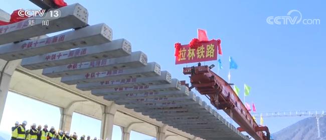 国家重点工程川藏铁路拉萨至林芝段全线轨道铺通