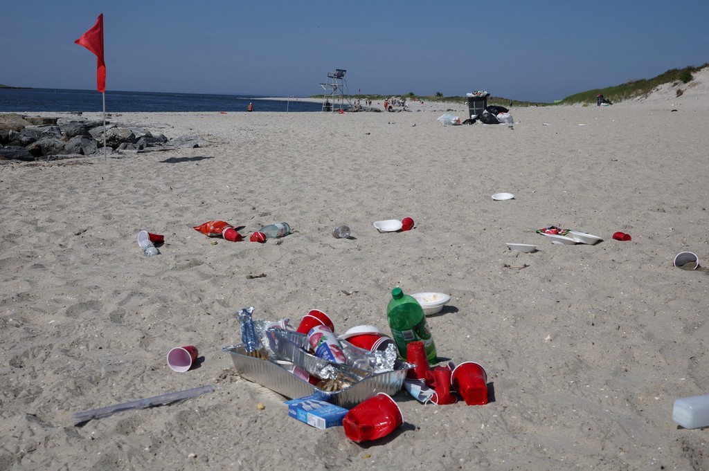 美国独立日庆祝活动后 海滩和广场遍布垃圾