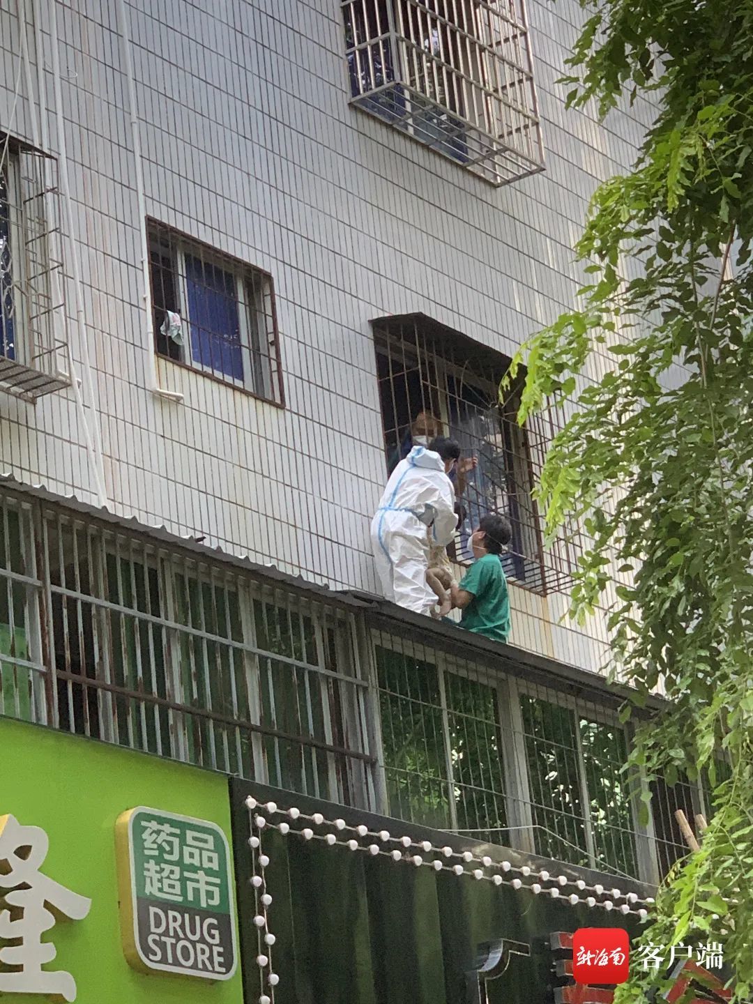 “雨棚”孩子卡在三楼窗外防盗网上，“大白”紧急施救......