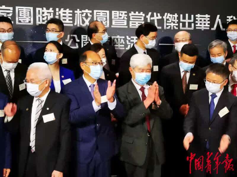 这一刻，内地和香港科学家的手紧紧握在一起