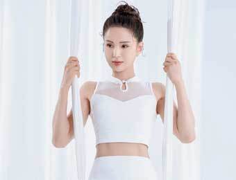 李若彤身着白色瑜伽服 尽显运动身材！